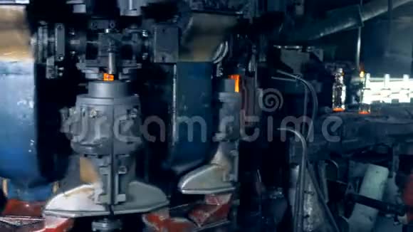 工厂机器熔化瓶子速度拍摄视频的预览图