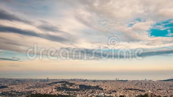 西班牙巴塞罗那城市景观的鸟瞰夜景全景视频的预览图