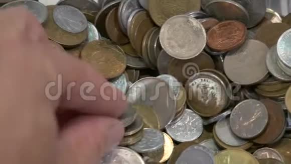 世界各地不同的硬币视频的预览图