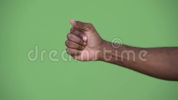 非洲青年竖起大拇指的手视频的预览图