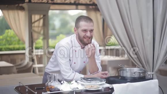 这位厨师和餐馆的客人交谈他们选择Yuldo参加烹饪表演视频的预览图
