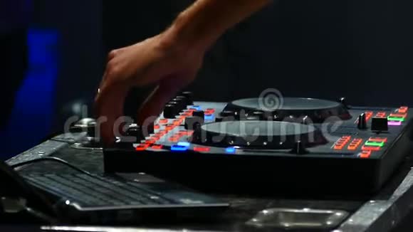 迪斯科的DJ在遥控器后面工作舞池和轻音乐夜总会的DJ视频的预览图