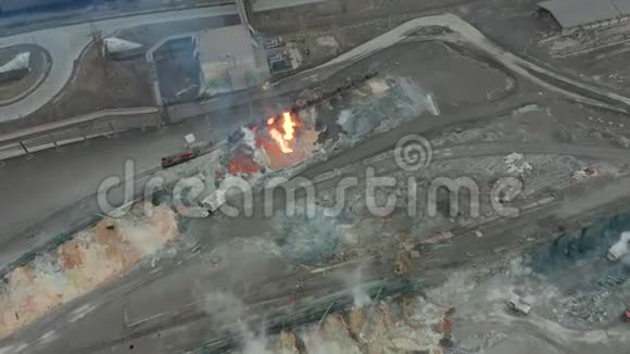 在冶金厂从内燃机车油箱中倒入熔渣空中景观视频的预览图