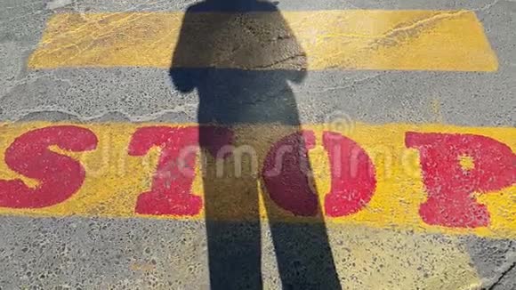 一个人站在行人过路处的开头在那里停下来等待经过的时间在黄色的视频的预览图