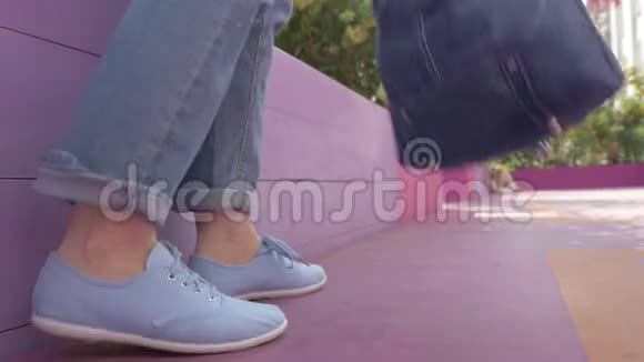 特写镜头穿着蓝色拖鞋的女性双腿从焦点区域移动到外部区域视频的预览图