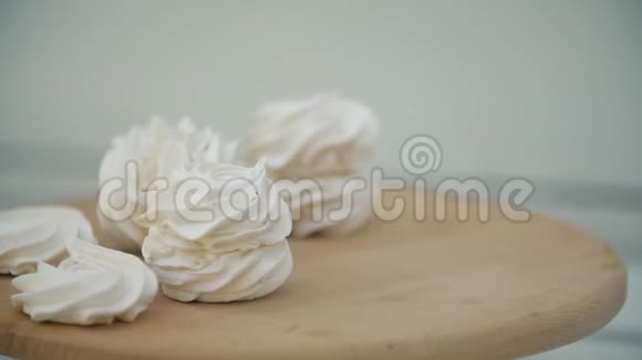 棉花糖在旋转的木桌上视频的预览图