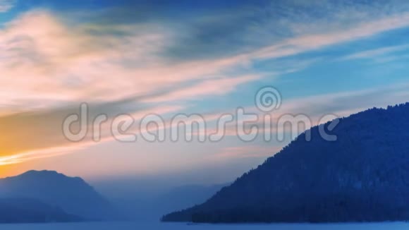 日出时间在冬天的山湖里流逝视频的预览图
