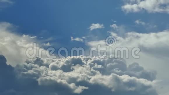美丽而蓬松的云彩在天空中泡沫美丽的景色视频的预览图
