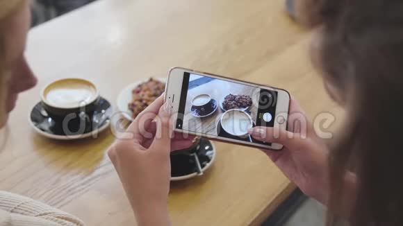 女子手在咖啡厅特写手机上拍照视频的预览图