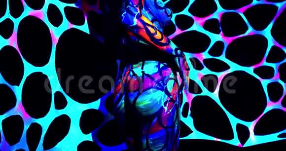 性感的年轻女人在紫外线下摆姿势五颜六色的身体艺术和化妆视频的预览图