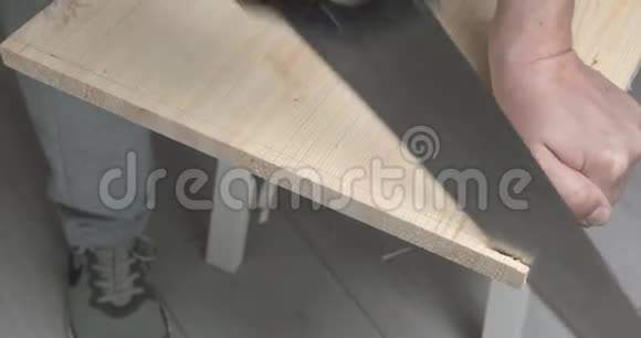 一个人用手锯锯木板视频的预览图