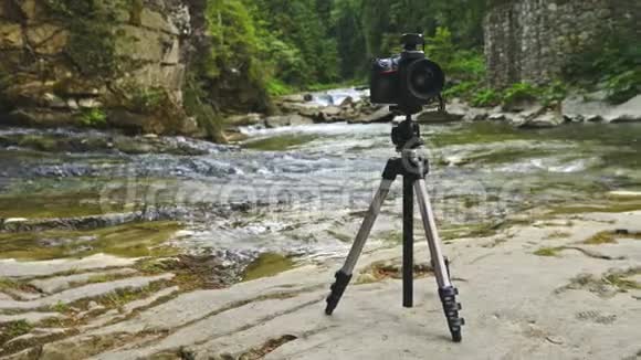 安装在室外莫坦峡谷三脚架上的专业摄影相机视频的预览图
