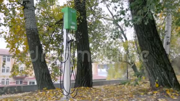 公园电动汽车充电站视频的预览图