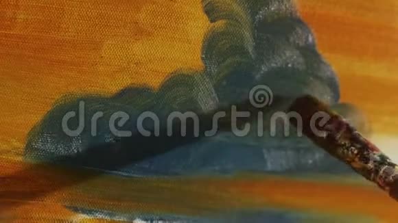 厚厚的油漆刷是油画蓝色的云彩黄色的背景在画布上视频的预览图