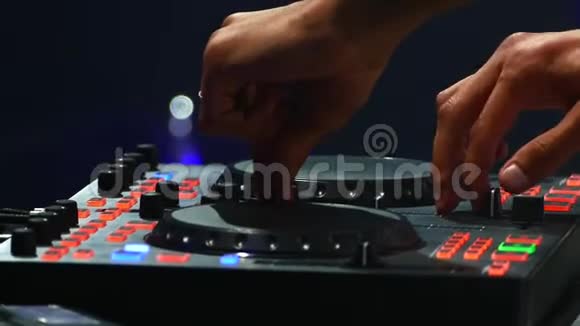 迪斯科的DJ在遥控器后面工作舞池和轻音乐夜总会的DJ视频的预览图