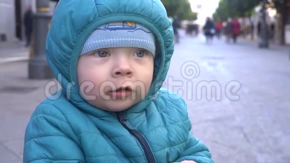 斯塔迪加姆在人行道上拍摄的悲伤的小男孩慢动作视频的预览图