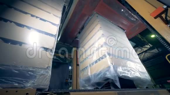 工厂设备用瓶子包装盒子在工厂密封4K视频的预览图