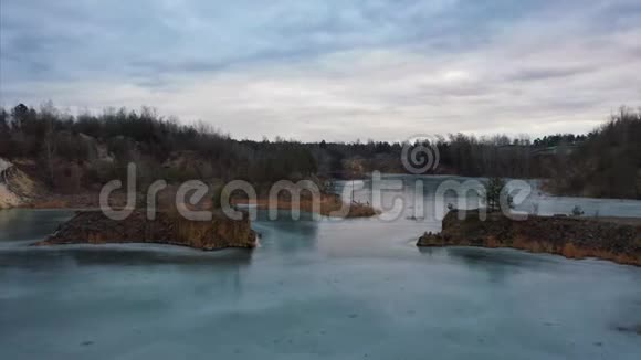 美丽的采石场湖面上覆盖着薄冰视频的预览图