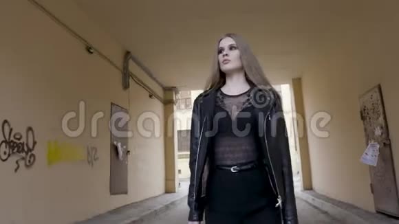 城市环境中穿黑色皮夹克的年轻美女行动时尚美丽的城市模特视频的预览图