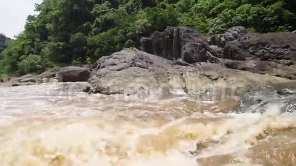 从泥泞的溪流中汹涌而来的波涛视频的预览图