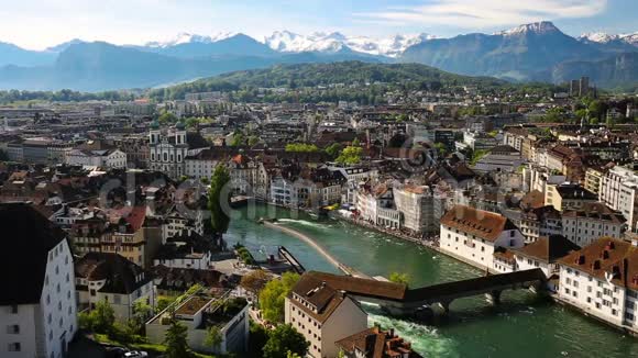 斯普雷乌尔桥皮拉特斯山瑞士阿尔卑斯山和瑞士卢塞恩老城区中心的延时录像视频的预览图