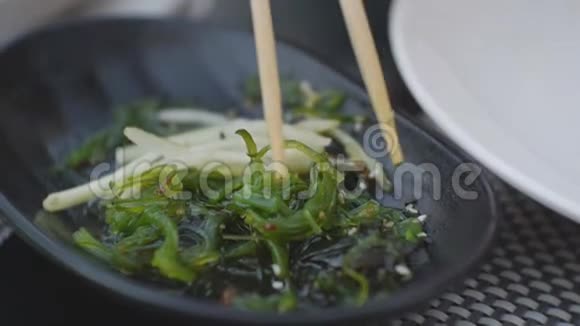 用筷子夹下的海藻沙拉视频的预览图
