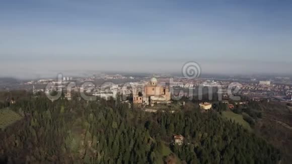 圣卢卡巴西利卡圣母圣公会保护区鸟瞰图意大利博洛尼亚视频的预览图