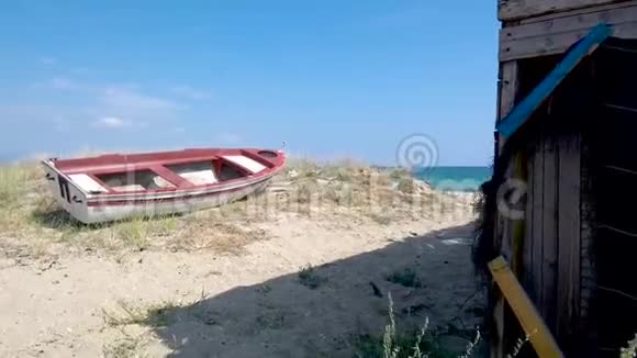 希腊埃帕诺米塞萨洛尼基海滩上的老渔船视频的预览图