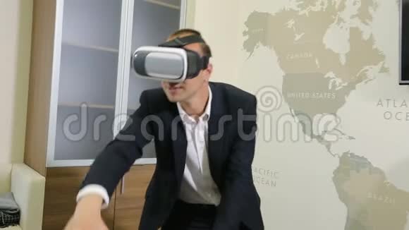 商务人员使用VR眼镜视频的预览图