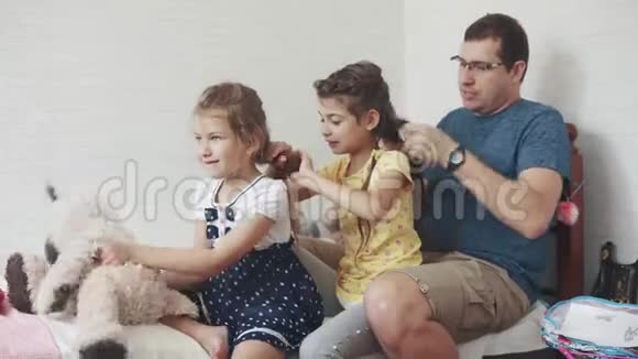 爸爸和女儿在理发店玩父亲编辫子女儿视频的预览图