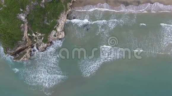 空中自上而下的视野马里纳迪明图诺镇的海滩意大利4K视频的预览图