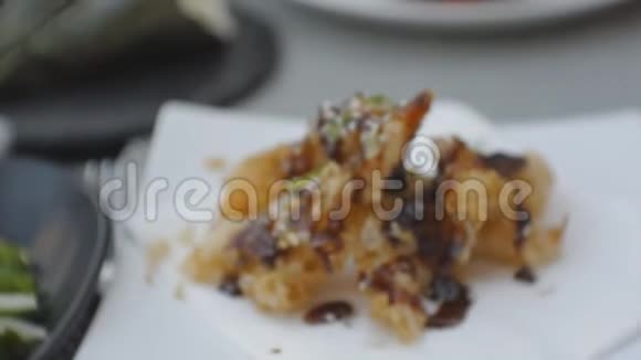 天妇罗虾酱的特写视频的预览图