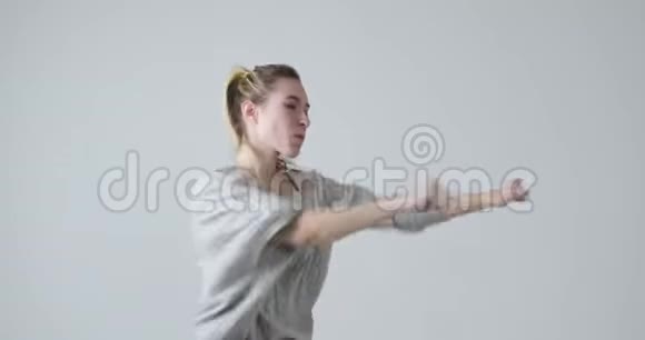 兴奋的女人在白色背景下跳舞视频的预览图