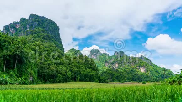 时光流逝的云彩在山上移动视频的预览图