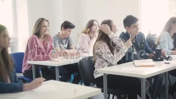 一群学生坐在教室里视频的预览图