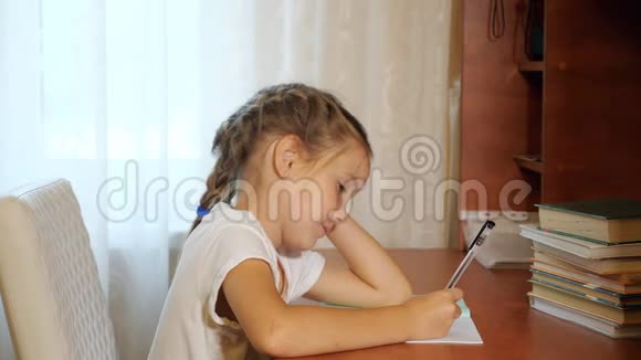专心致志的女孩做学校作业视频的预览图
