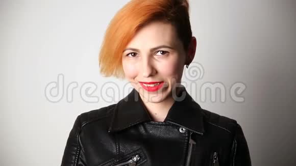 现代青年一位外表不寻常头发红发型有创意的微笑女子的平静肖像视频的预览图