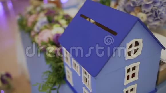 桌上放着鲜花的玩具屋视频的预览图