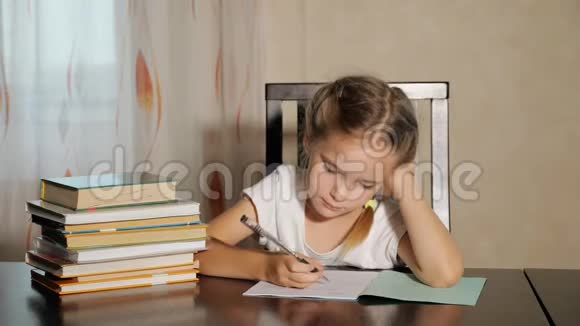 专心致志的女孩做学校作业视频的预览图