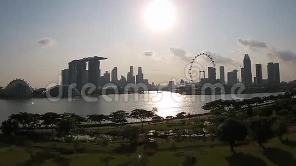 日落鸟瞰海湾边的新加坡花园视频的预览图