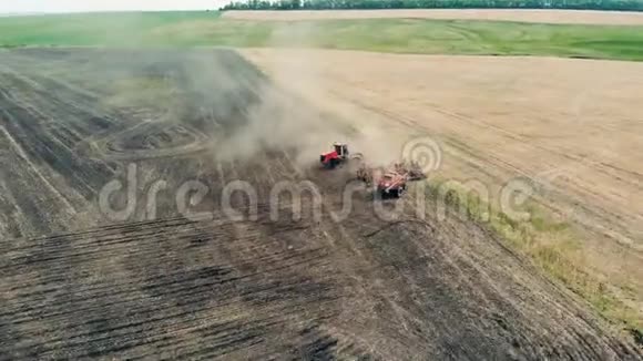 农业机器正在一个农业田上转动视频的预览图