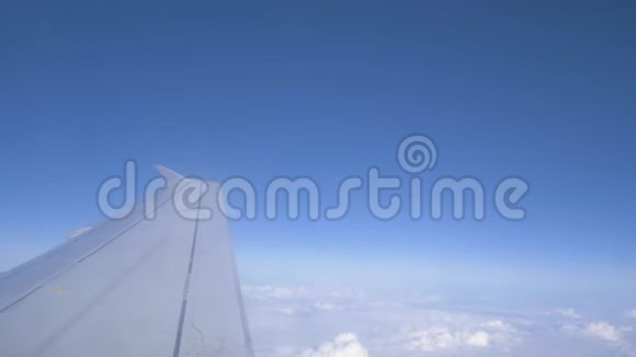 积云飞行飞云之上奇幻全景4K空中观景在云层之上飞行飞机转弯了视频的预览图