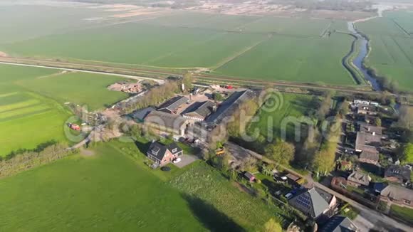 鸟瞰荷兰小美丽乡村飞过一个小村庄的房屋和街道的屋顶视频的预览图