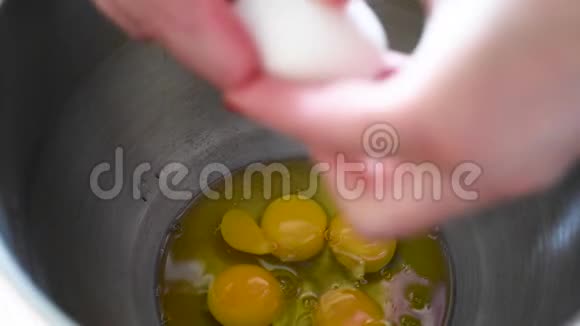 鸡蛋被打碎成桌子上的玻璃杯视频的预览图