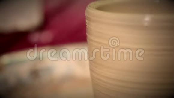 生陶罐在陶工作坊里竖立着转动着陶工的轮子视频的预览图