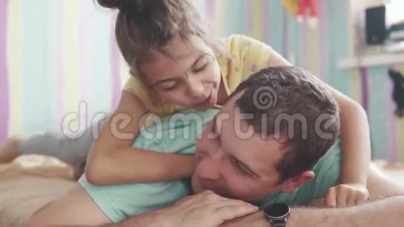 女儿吻爸爸父亲花时间和女儿在一起亲子友谊视频的预览图