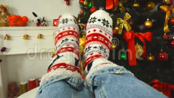 穿着一只袜子的女孩圣诞树附近有装饰品视频的预览图