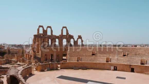 古老的埃尔杰姆殿遗址有座位和蓝天视频的预览图