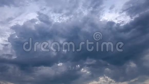 蓝天变幻深灰色的雨云收紧时间流逝视频的预览图