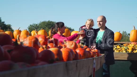 青少年家庭在农贸市场购物视频的预览图